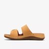 Cecily Step platte sandalen voor dames in licht okerkleurig nubuck