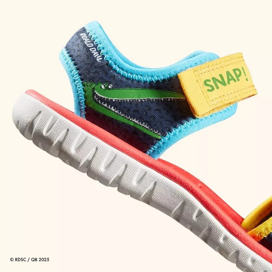 Kindersandalen ‘Surfing Ace’ met marineblauwe print als print Kindersandalen ‘Surfing Ace’ met marineblauwe print als print