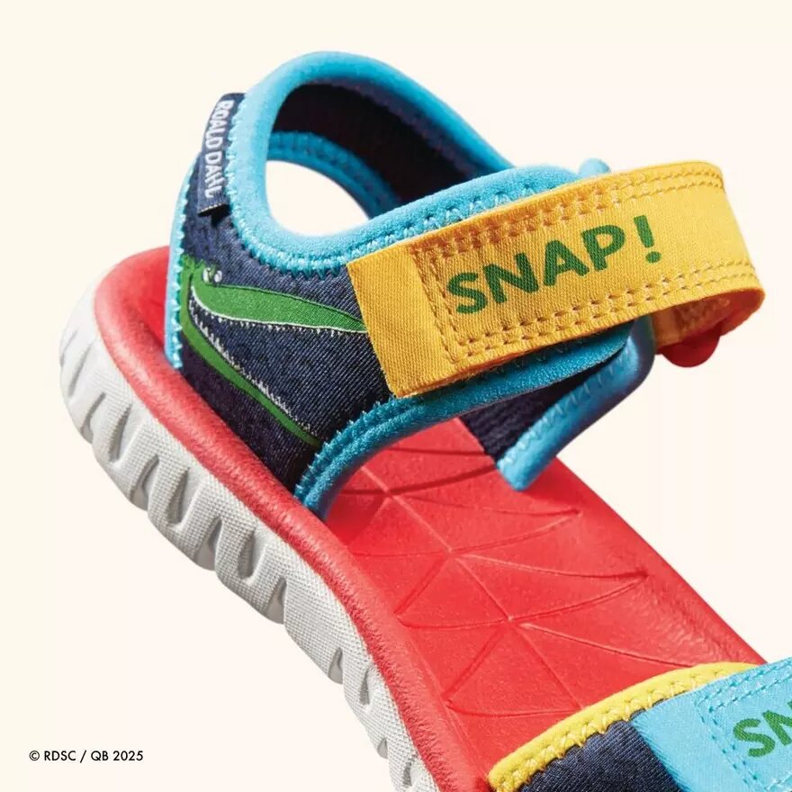 Kindersandalen ‘Surfing Ace’ met marineblauwe print als print Kindersandalen ‘Surfing Ace’ met marineblauwe print als print