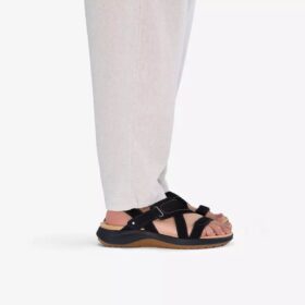 Maelynn Gem zwarte platte sandalen van nubuck voor dames