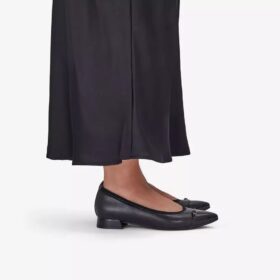 Natalyn slip-ons voor dames van donkerzwart leer