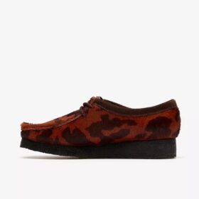 Wallabee voor dames. Bruine Wallabees met koeienprint